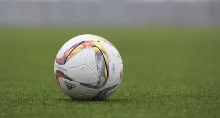 Danel Sinani : la star luxembourgeoise pourrait-elle faire son retour en Premier League ? 35 Ballon de football sur un terrain