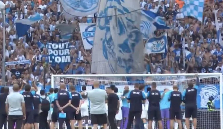 Peur, sanctions, pression : l'OM a cassé ses propres joueurs 5 Des supporters de l'OM au Vélodrome
