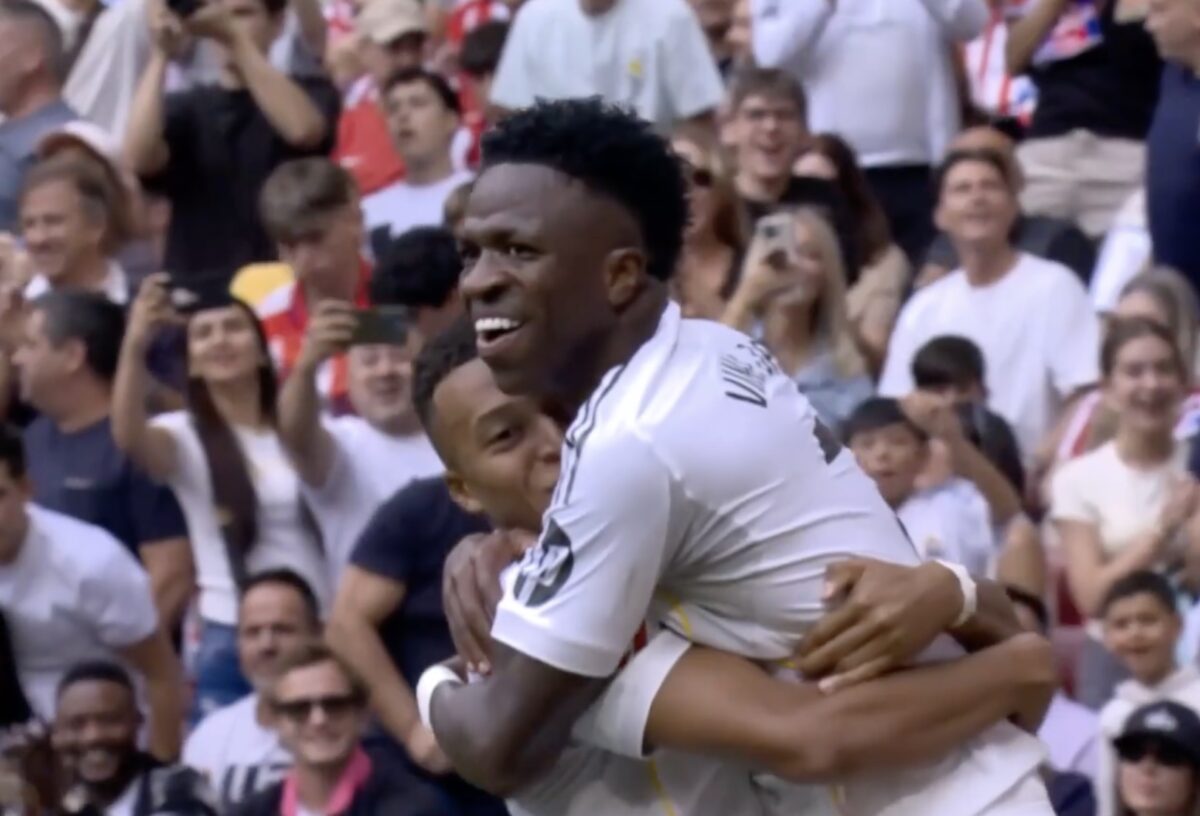 Mabppé et Vinicus célèbrent le but face à l'Atlético Madrid