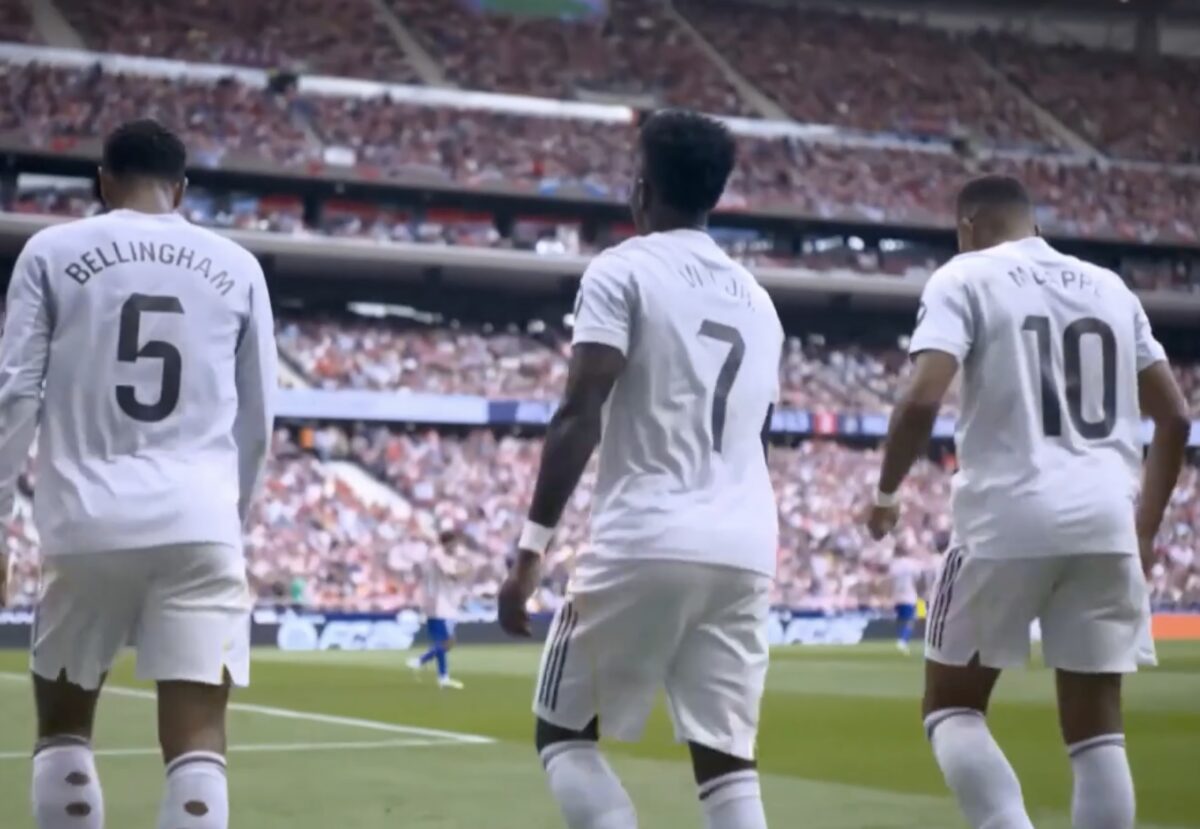 Kylian Mbapp&eacute; avec Jude Bellingham et Vinicius Junior sous le maillot du Real Madrid