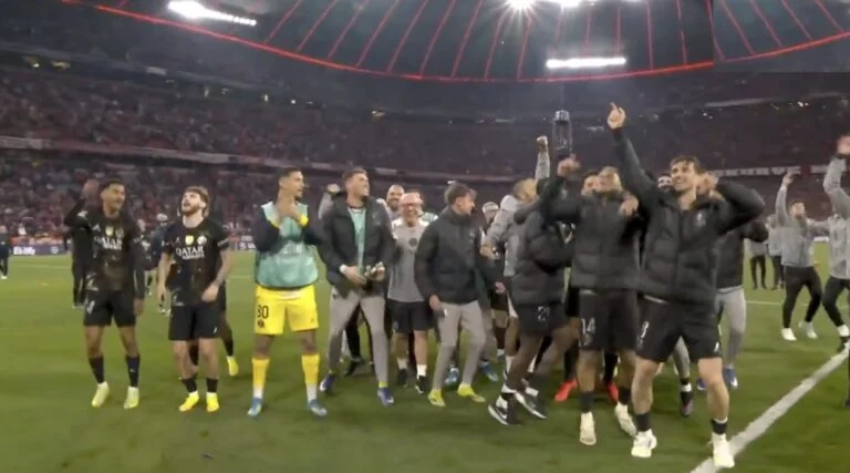 PSG : Les deux étoiles sur le maillot, une fierté portée sur tous les fronts 38 Victoire des joueurs du PSG après la final
