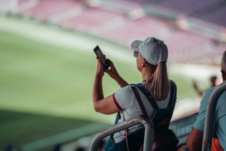 supportrice regardant un match de football