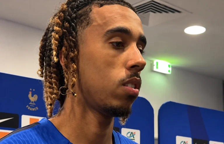Leny Yoro, défenseur de Equipe de France