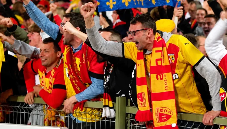 Lille-Lens : « ligne rouge franchie », Lens vide son parcage 5 Public du RC Lens - stade Bollaert-Delelis